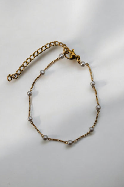 Dainty pearl bracelet