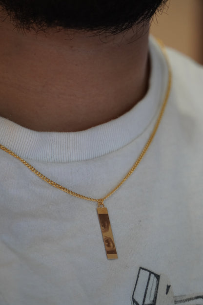 Her eyes engraved necklace